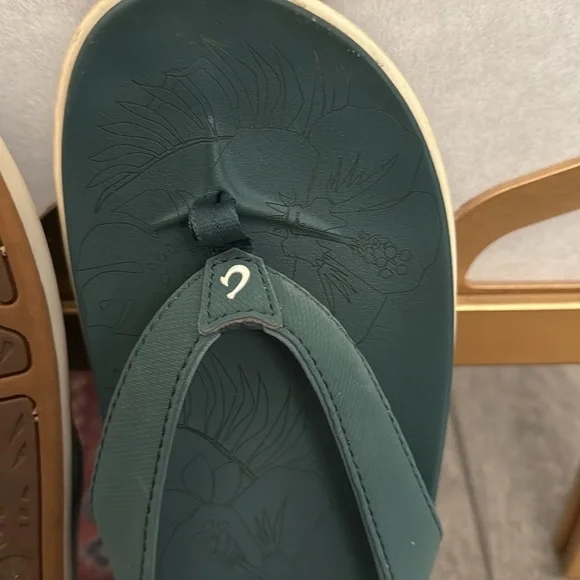 Olukai Women's Green Flip Flops - Picture 3 of 3